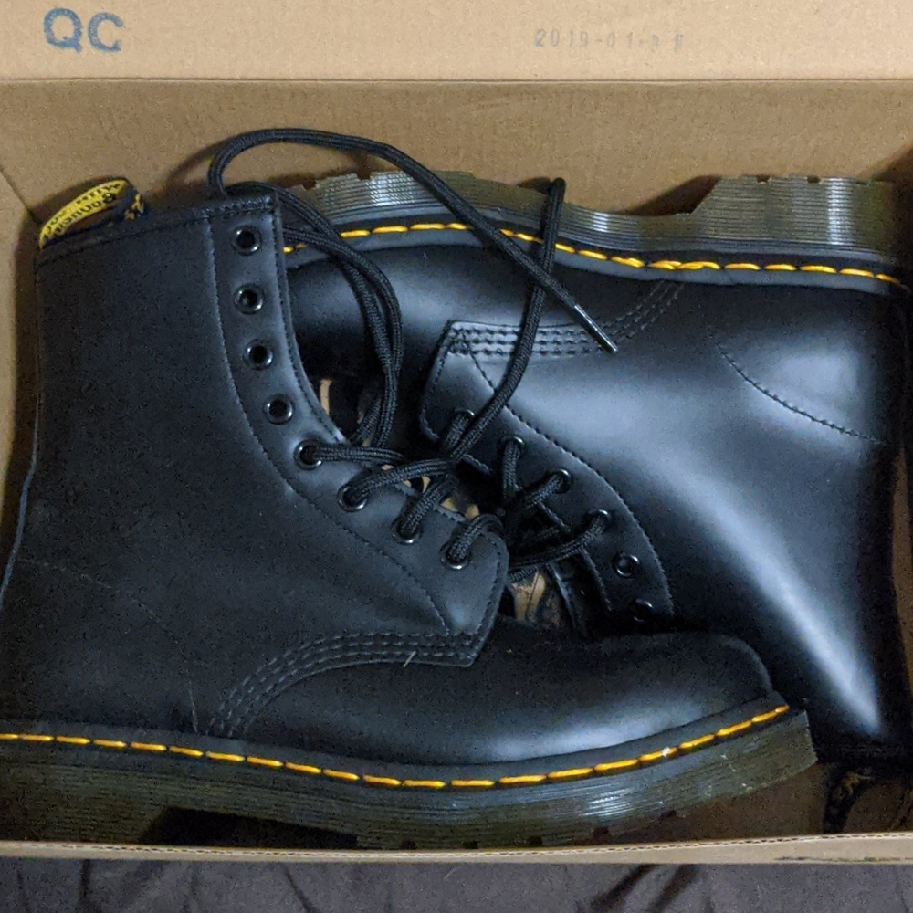 Smooth black Dr Martens sz 7